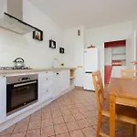 Spacious With Parking By Renters