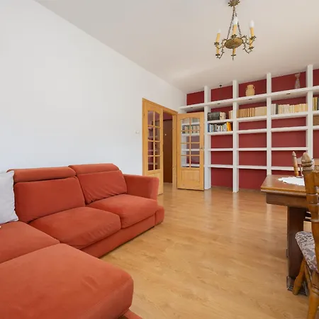 Spacious With Parking By Renters