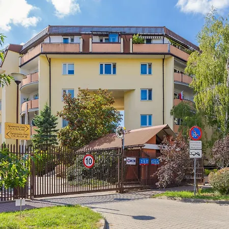 Spacious With Parking By Renters Apartamento