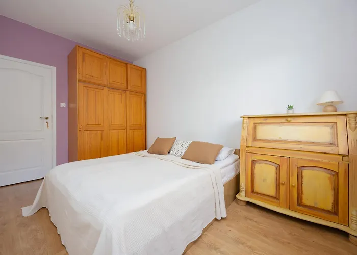 Spacious With Parking By Renters Apartment