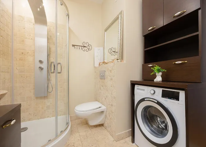 Spacious With Parking By Renters *