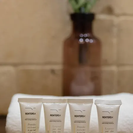 Spacious With Parking By Renters *