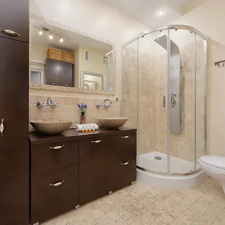 Spacious With Parking By Renters * ורשה