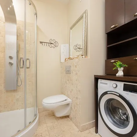 Spacious With Parking By Renters *