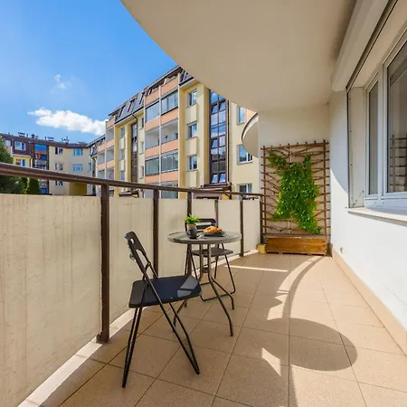 Spacious With Parking By Renters