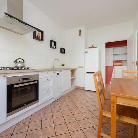 Spacious With Parking By Renters