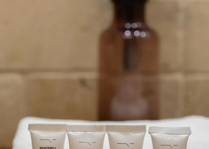 Spacious With Parking By Renters *