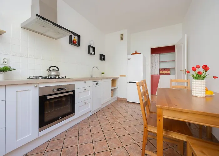 Spacious With Parking By Renters