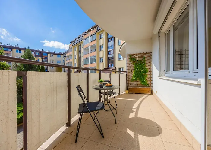 Spacious With Parking By Renters